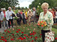 Viele Besucher möchten den neuen Rosen-Sortimentsgarten bewundern.